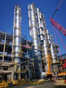 已內(nèi)酰胺搬延項(xiàng)目，中聯(lián)公司承建的400-500的70米大塔保溫防腐完成準(zhǔn)備吊裝